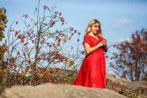 Luftbild auf Mädchen in rotem Kleid auf Felsen oder Beton zerstörte Struktur foto