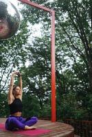 junge Frau praktiziert Yoga im Lotussitz foto