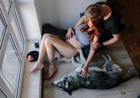 junge Familie und Hund foto