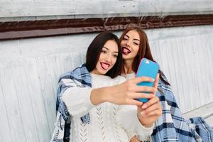 zwei Mädchen machen Selfie foto