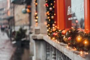 weihnachtswinterdekorationen am fenster foto