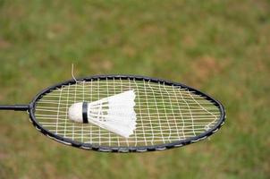 Badmintonschläger mit Federball für das Spiel. Sportrequisiten, Spiele im Freien foto