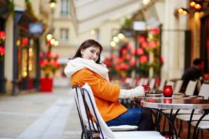 schönes junges Mädchen in einem Pariser Café im Freien foto
