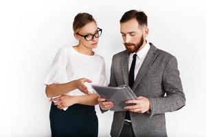 Mann und Frau gekleidet in Büroart Debatte über Papierkram foto