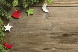 Weihnachtsschmuck auf einem Holztisch foto