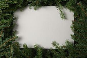 feiertagsgrußkarte oder fahnenkomposition mit tannenzweigen. frohe weihnachten hintergrund und guten rutsch ins neue jahr 2023. foto