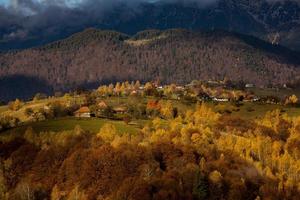 eine bezaubernde berglandschaft in den karpaten, rumänien. Herbstnatur in Brasov, Europa foto