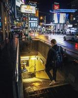 Ontario, Kanada 2019 - Mann, der in U-Bahn-Eingang geht. foto
