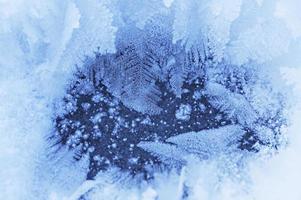 winter- oder weihnachtshintergrund mit schneekristallen, raureifmustern, kopienraum foto