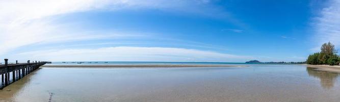 Blick auf das Meer vom Strand aus foto