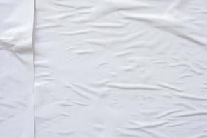 weißer zerknitterter und zerknitterter papierplakatbeschaffenheitshintergrund foto