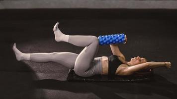 muskulöse Frau, die während des Trainings im Fitnessstudio Plankenübungen macht foto