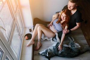 junge Familie und Hund foto