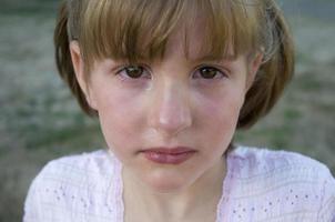 Foto eines traurig aussehenden kleinen Mädchens
