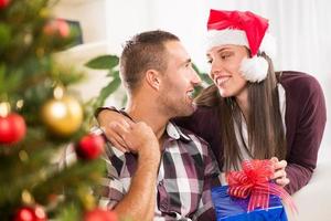 glückliches Weihnachtspaar foto