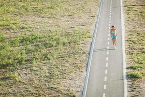 Sportlerin mittleren Alters läuft im Freien foto