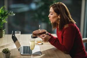 frau feiert geburtstag allein zu hause foto