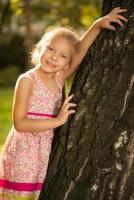 süßes kleines Mädchen im Park foto