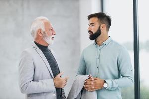 zwei Geschäftsleute unterhalten sich beim Gehen im Büro foto