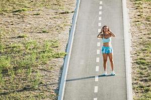 Sportlerin mittleren Alters joggt im Freien foto