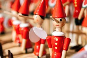traditionelles hölzernes Pinocchio-Spielzeug. foto