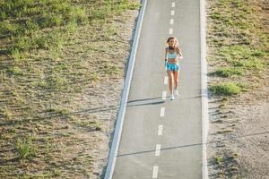 Sportlerin mittleren Alters joggt im Freien foto