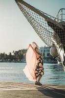 frau, die sommerferien am meer genießt foto