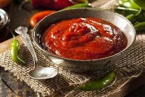 scharfe rote Sriracha-Sauce foto