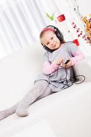 kleines Mädchen, das Musik hört foto
