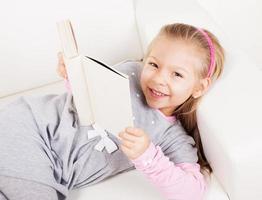 kleines Mädchen mit einem Buch foto