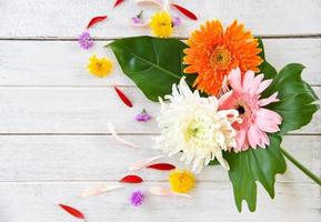 frische frühlingssommerblumen rahmen zusammensetzung tropische pflanze gerbera chrysantheme bunte blume foto