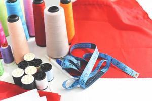 werkzeuge handwerk maßband nähfaden und nadelfaden für modedesigner im studio textilmaterial schere schneiden stoff kleidung nähmaschine designer arbeiten foto