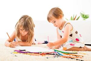 zwei kleine Mädchen zeichnen foto