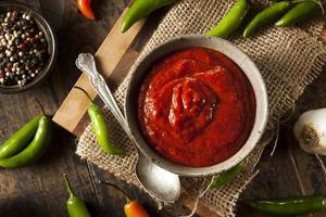 scharfe rote Sriracha-Sauce foto