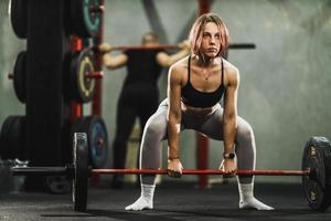 muskulöse frau, die rückentraining macht foto