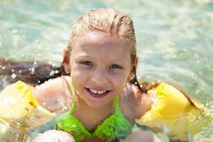 kleines Mädchen schwimmen foto