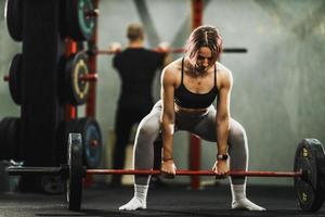 muskulöse frau, die rückentraining macht foto