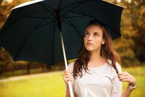 junge Frau mit Regenschirm foto