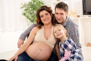 glückliche familie erwartet ein neues baby foto