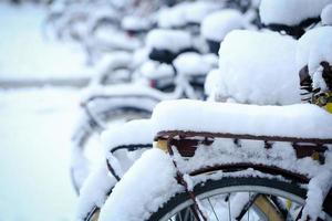 Fahrrad mit Schnee foto
