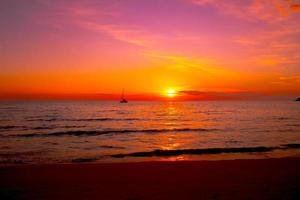 schöner sonnenuntergang am strand, himmel in der dämmerung und reflexion über das meer foto