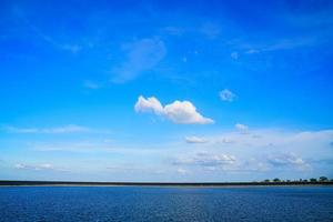 berge, himmel und dammturbinen, die strom erzeugen luftaufnahme des lam ta khlong staudamms in thailand foto