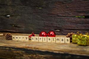 Fröhliche Weihnachten. holzbuchstaben frohes weihnachtswort auf altem hölzernem hintergrund foto