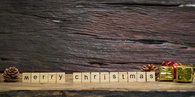 Fröhliche Weihnachten. holzbuchstaben frohes weihnachtswort auf altem hölzernem hintergrund foto