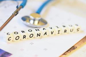 Coronavirus-Wörter und Stethoskop im Kalender - Covid-19-Coronavirus verbreitet Influenza medizinische Krise Pandemie Risikoprävention für die öffentliche Gesundheit foto