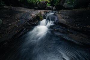 Strom am Khlong Pla Kang Wasserfall in Thailand foto