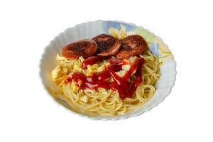 Spaghetti mit Wurst in einem Teller auf weißem Hintergrund foto