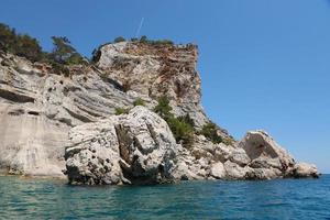 Landschaft der natürlichen Felsenberge der Türkei über blauem Meerwasser foto