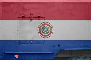 Paraguay-Flagge auf dem Seitenteil des militärischen gepanzerten Lastwagens in der Nähe. konzeptioneller hintergrund der armee foto