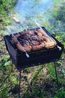 schlechtes und unsachgemäßes Kochen von Fleisch auf Feuer. geröstetes Fleisch mit verkochter Kruste foto